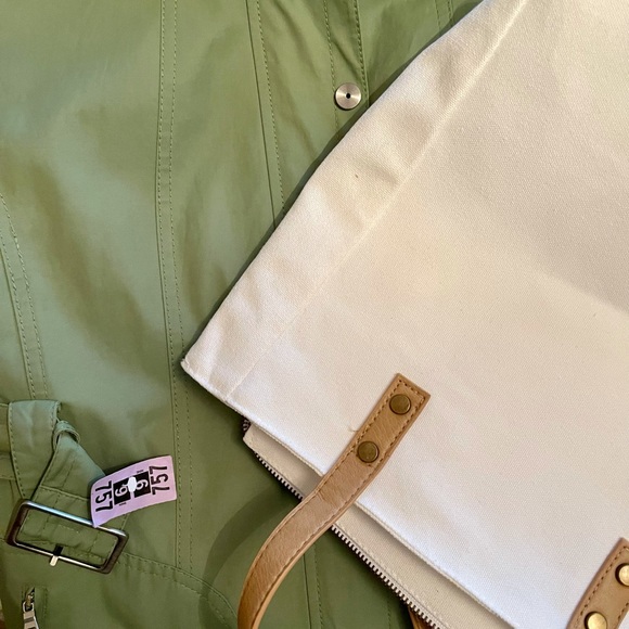 GALLERY LIKE NEW WATER REPELLENT RAINCOAT W DETACHABLE HOOD, DRY CLEANED. - Picture 5 of 17